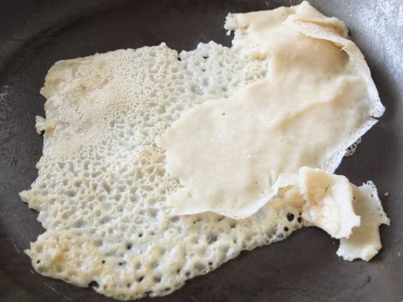 Чому млинці рвуться при перевертанні? Як виправити прилипання млинців до сковороді