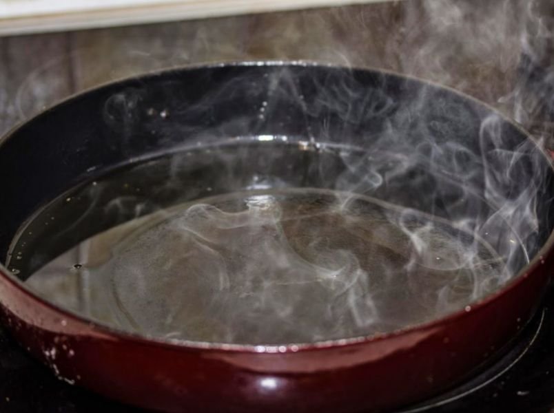 Чому млинці рвуться при перевертанні? Як виправити прилипання млинців до сковороді