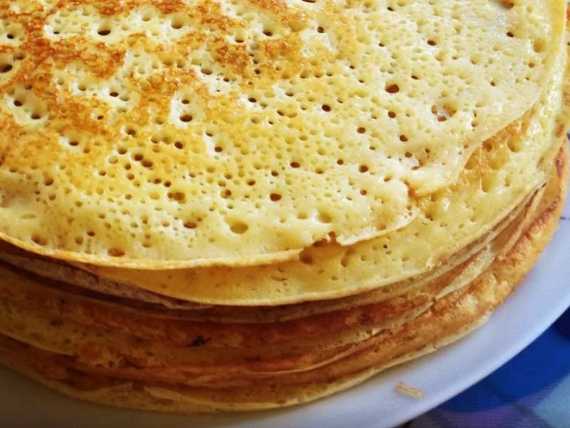 Чому млинці рвуться при перевертанні? Як виправити прилипання млинців до сковороді