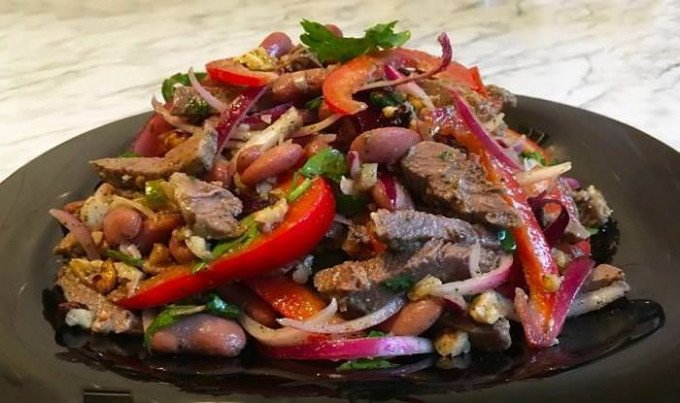 Чудовий салат «Тбілісі» з червоною квасолею і яловичиною