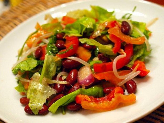 Чудовий салат «Тбілісі» з червоною квасолею і яловичиною