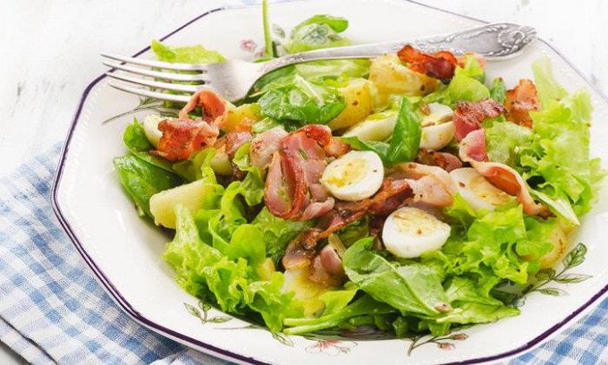 Дуже смачний салат з копченою рибою — готуємо вдома