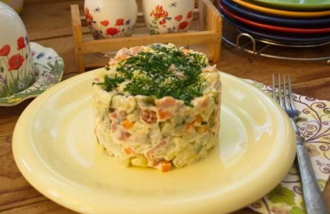 Дуже смачний салат з копченою рибою — готуємо вдома