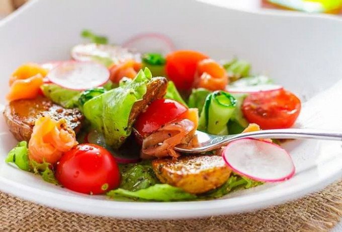 Дуже смачний салат з копченою рибою — готуємо вдома