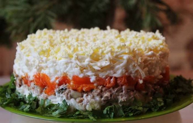 Дуже смачний салат з копченою рибою — готуємо вдома