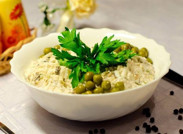 Дуже смачний салат з копченою рибою — готуємо вдома