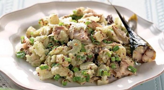 Дуже смачний салат з копченою рибою — готуємо вдома