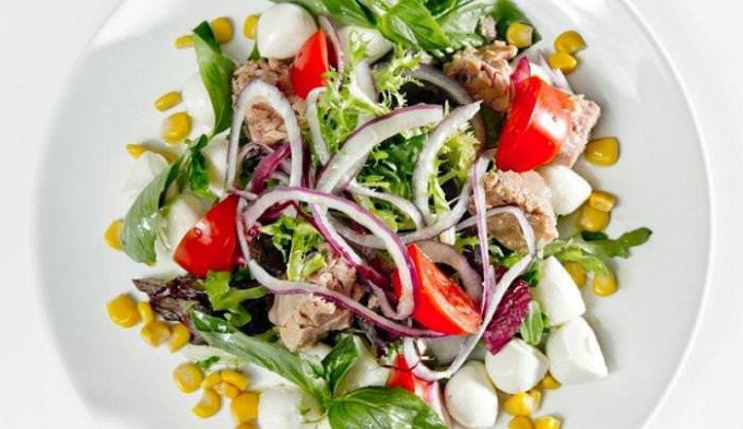 Дієтичний салат з тунцем — рецепти приготування