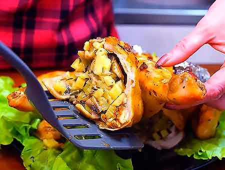 Фарширована курка грибами та картоплею у духовці