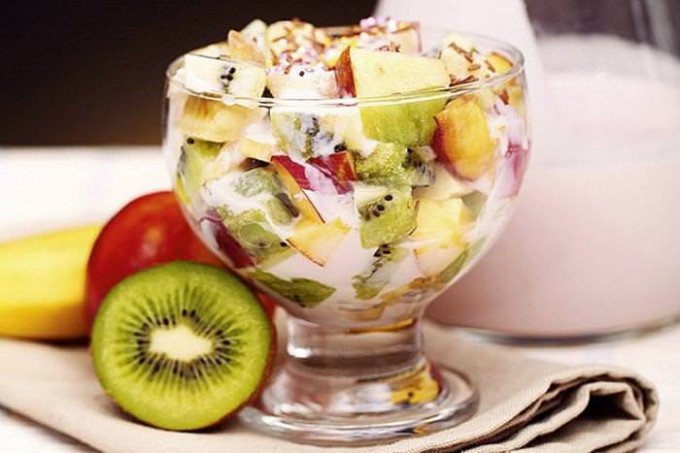 Фруктовий салат з йогуртом — смачні і корисні рецепти