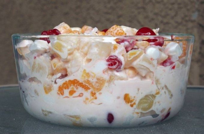 Фруктовий салат з йогуртом — смачні і корисні рецепти