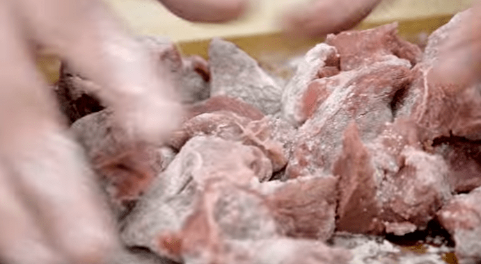 Гуляш из говядины с подливкой