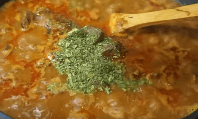 Гуляш из говядины с подливкой