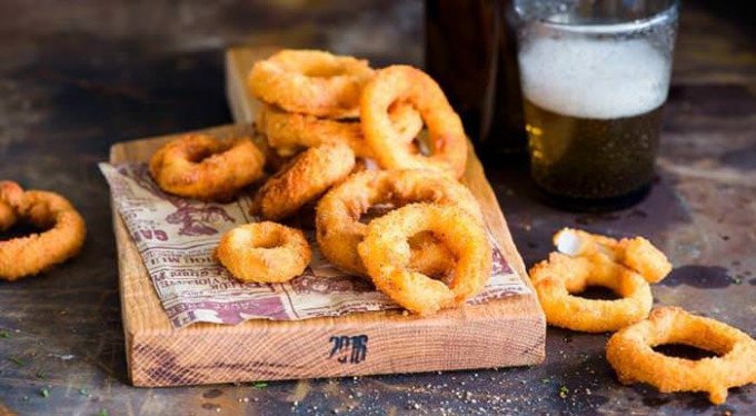 Хрусткі цибульні кільця в клярі — 7 шикарних рецептів!