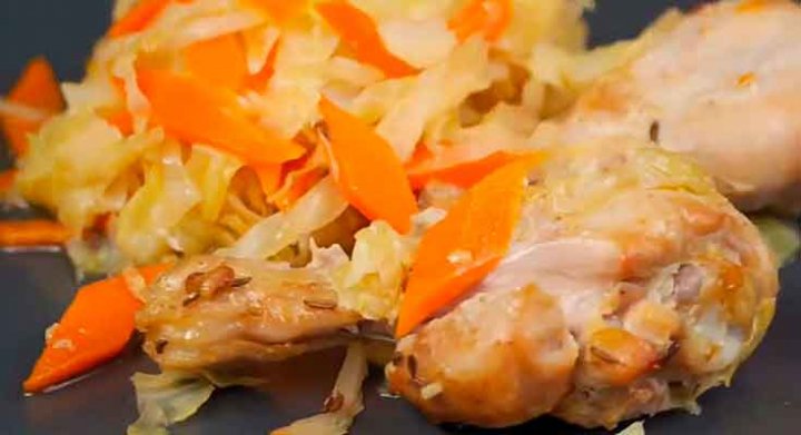 Капуста з куркою в рукаві тушкована в духовці