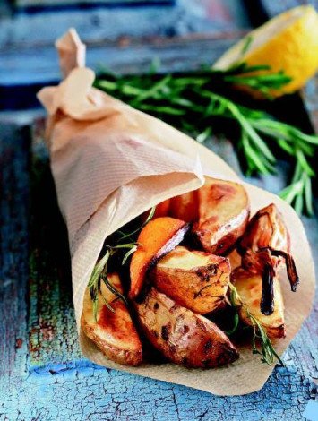 Картопля по-селянськи в духовці — 8 смачних рецептів