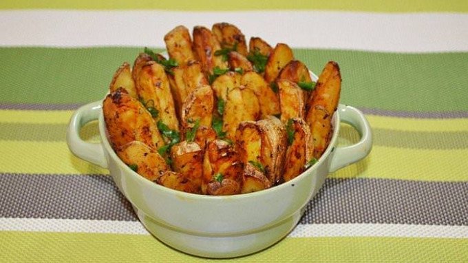 Картопля по-селянськи в духовці — 8 смачних рецептів