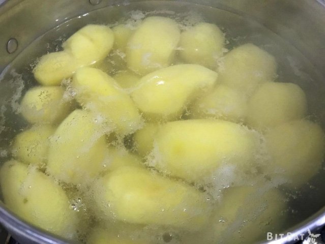 Картопля в беконі запечена в духовці