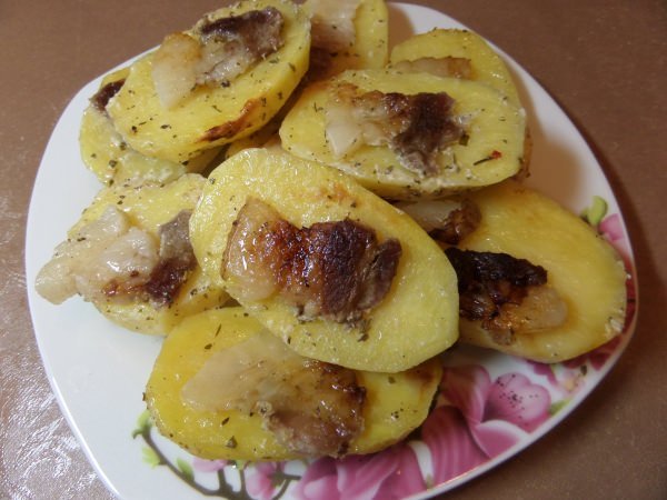 Картопля з салом в духовці – 9 рецептів приготування