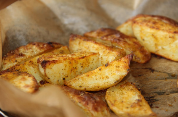 Картопляні часточки в духовці – 5 смачних рецептів приготування