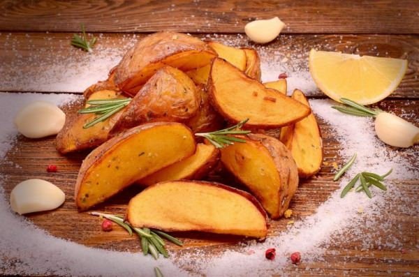 Картопляні часточки в духовці – 5 смачних рецептів приготування
