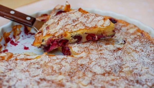 Клафуті з вишнею – 7 рецептів, як спекти французький пиріг