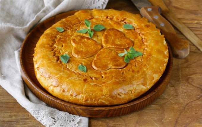 Рецепт класичного курника: курка і картопля в хрусткому тісті