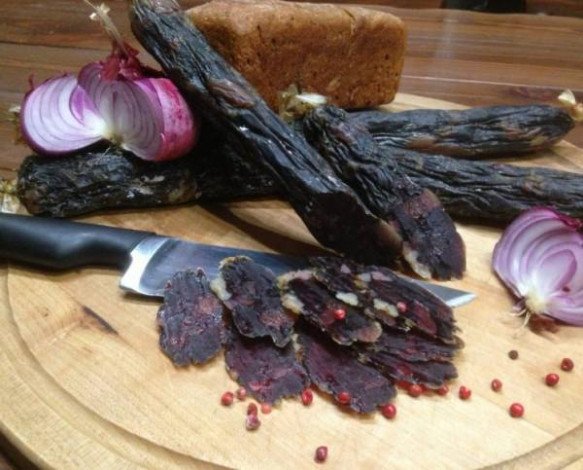 Ковбаса з конини: як називається у різних народів, 4 рецепта приготування ковбаси в домашніх умовах