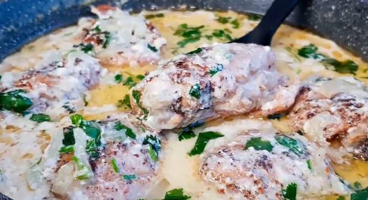 Вершкова курка в сметанному соусі з часником: простий рецепт на сковороді