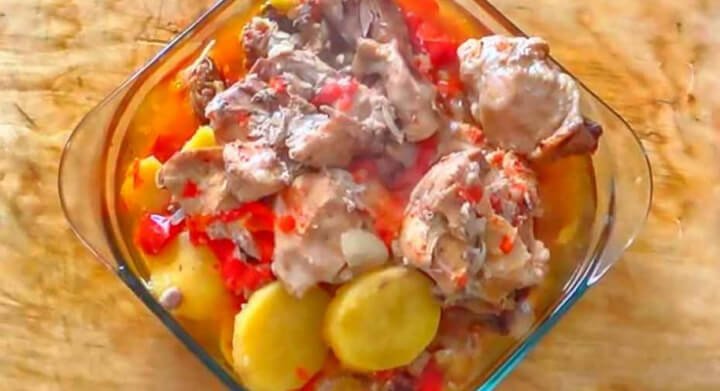Запашна курка в банці з картоплею та овочами: простий рецепт для духовки