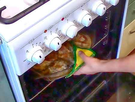 Курка в сметані в духовці у вершковому маринаді.