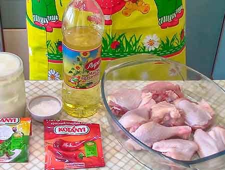 Курка в сметані в духовці у вершковому маринаді.