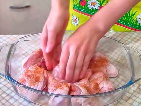 Курка в сметані в духовці у вершковому маринаді