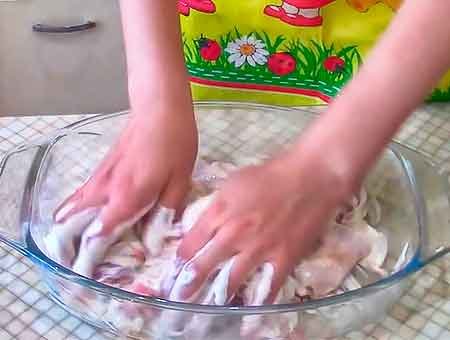 Курка в сметані в духовці у вершковому маринаді