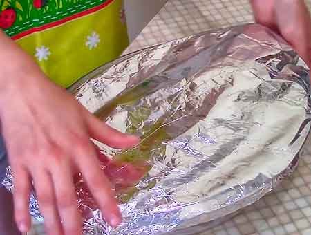 Курка в сметані в духовці у вершковому маринаді.