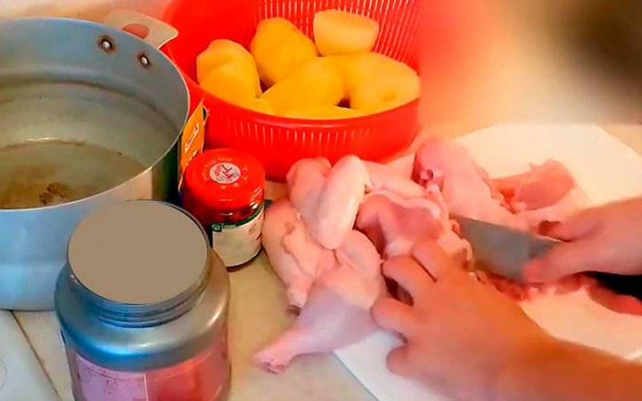 Куряче м'ясо в духовці із ситним гарніром