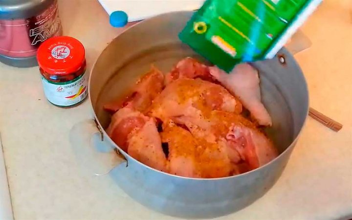 Куряче м'ясо в духовці із ситним гарніром