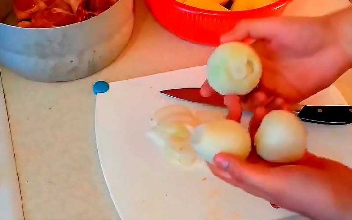 Куряче м'ясо в духовці із ситним гарніром