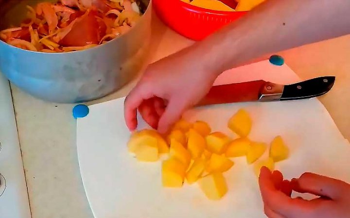 Куряче м'ясо в духовці із ситним гарніром