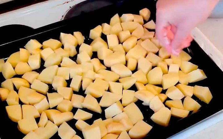 Куряче м'ясо в духовці із ситним гарніром