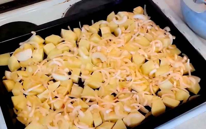 Куряче м'ясо в духовці із ситним гарніром