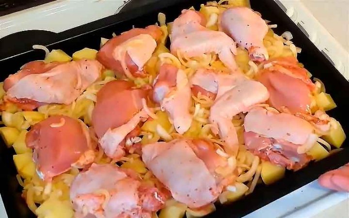 Куряче м'ясо в духовці із ситним гарніром