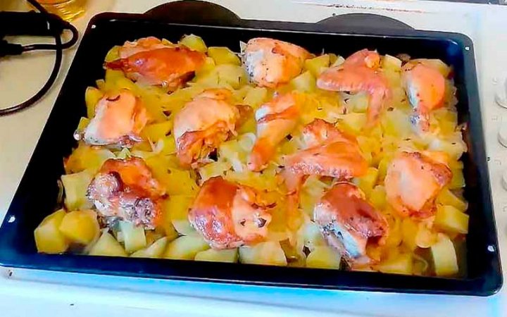 Куряче м'ясо в духовці із ситним гарніром
