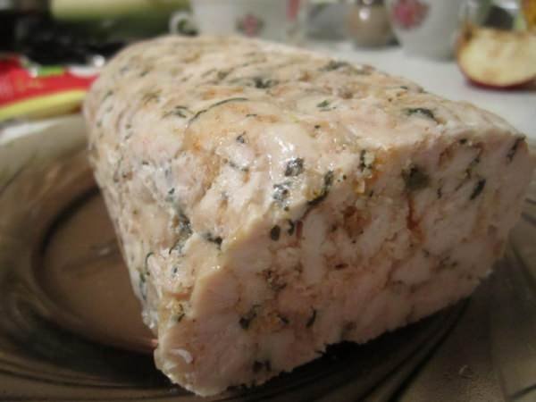 Курячий рулет з желатином в харчовій плівці – 5 покрокових рецептів