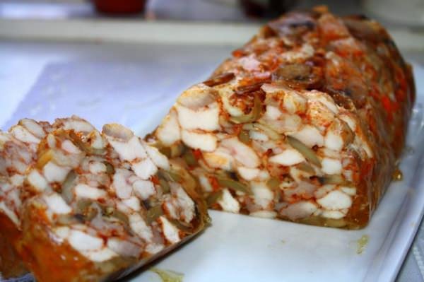 Курячий рулет з желатином в харчовій плівці – 5 покрокових рецептів