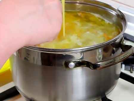 Курячий суп з яйцем та картоплею