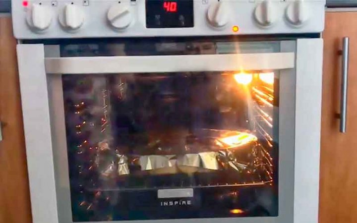 Курячі стегенця в соєвому соусі з картоплею в духовці