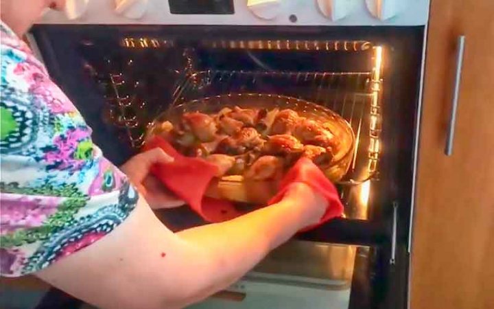 Курячі стегенця в соєвому соусі з картоплею в духовці