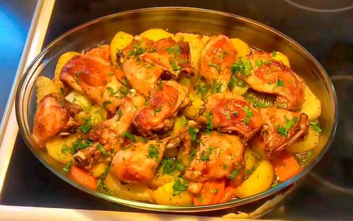 Курячі стегенця в соєвому соусі з картоплею в духовці