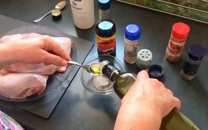 Курячі стегенця в соєвому соусі з картоплею в духовці